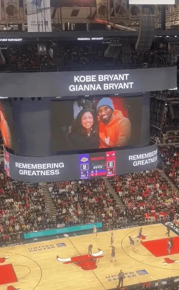 铭记伟大！公牛主场大屏放出科比和女儿Gigi的照片进行缅怀！湖人vs公牛Kobe