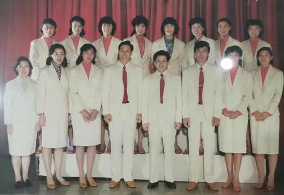 这张珍贵的照片是1982年中国女排首次夺得世锦赛冠军时的合影：

后排我认出了右