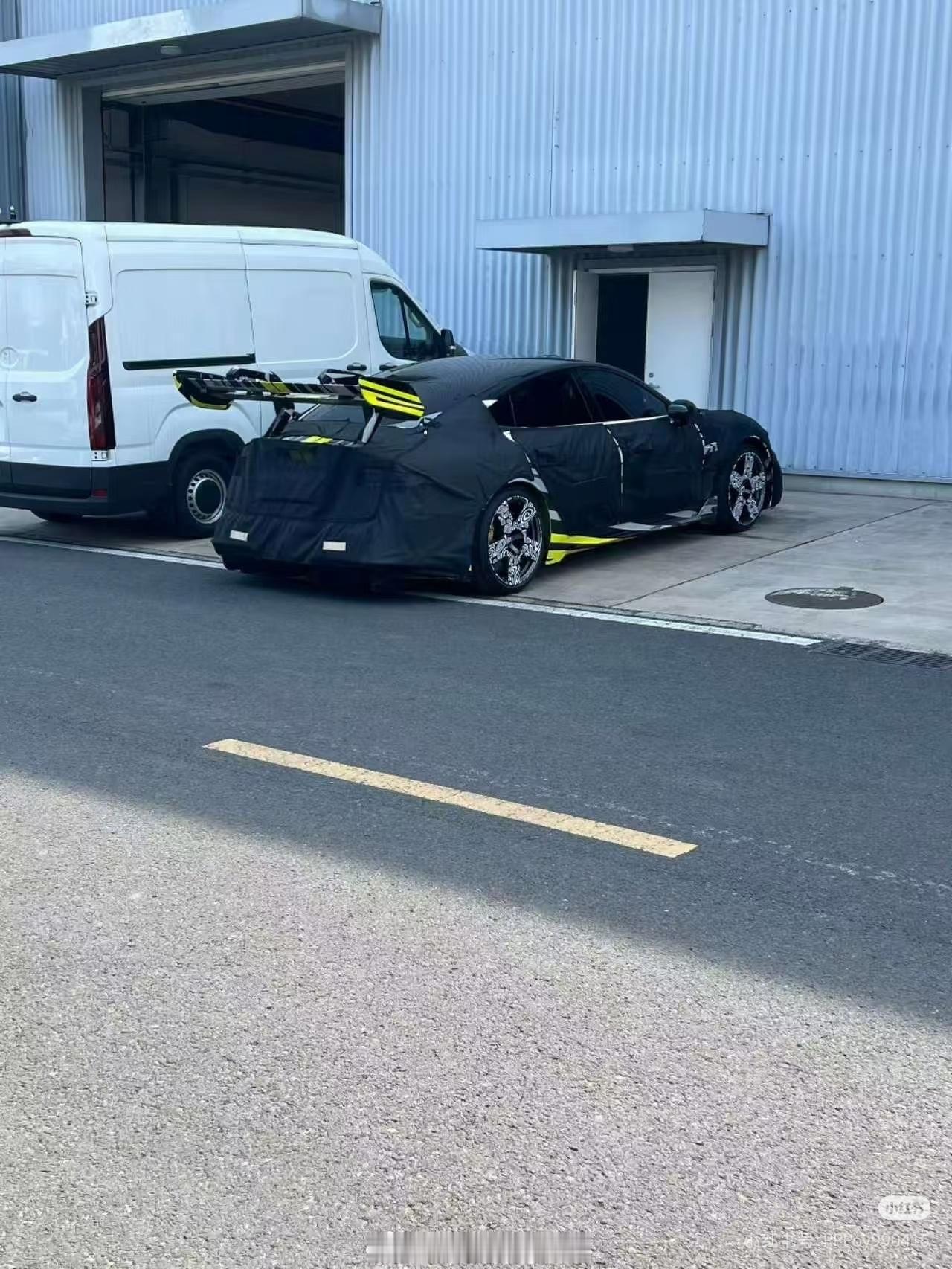 这个车好像说是在纽北拍到的，然后你再结合这个伪装，是小米的概率可以说板上钉钉…而