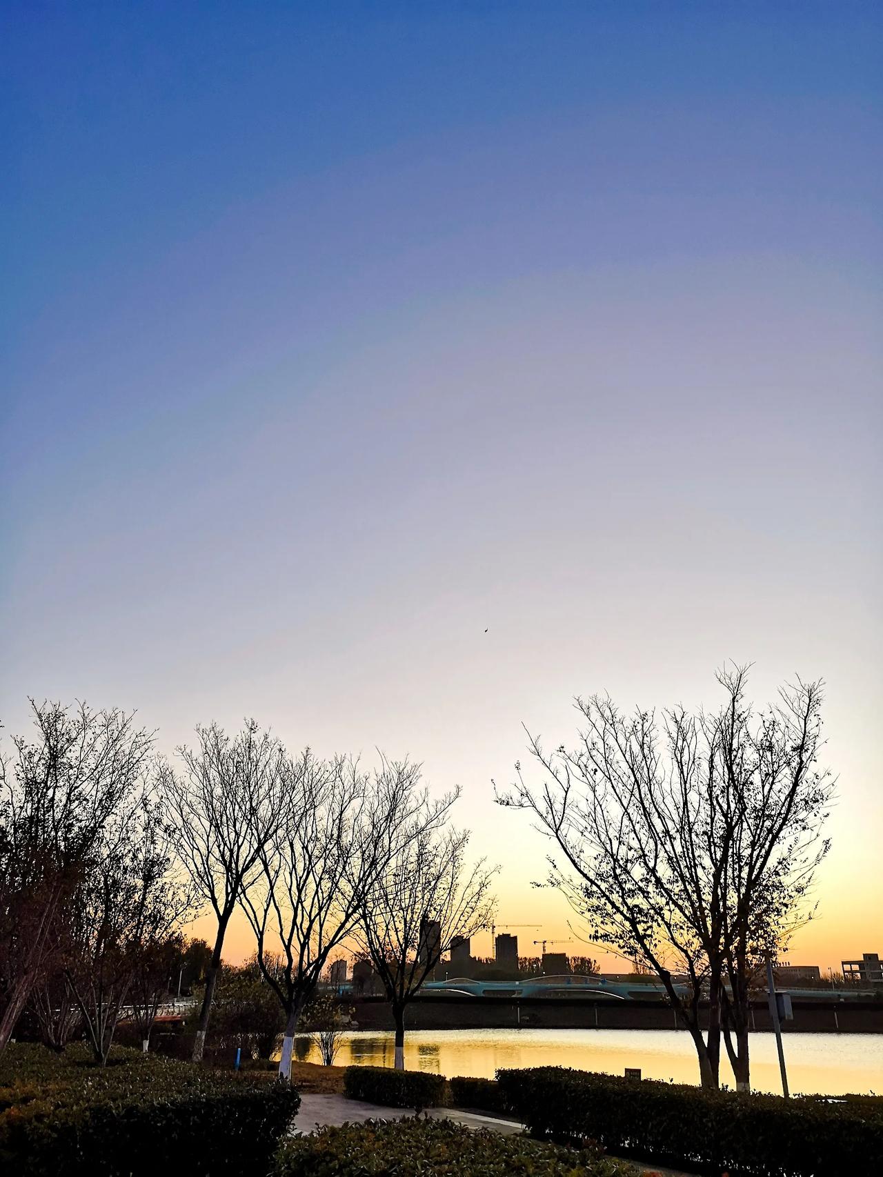 今天早上6：35开跑，天气晴，气温3度～