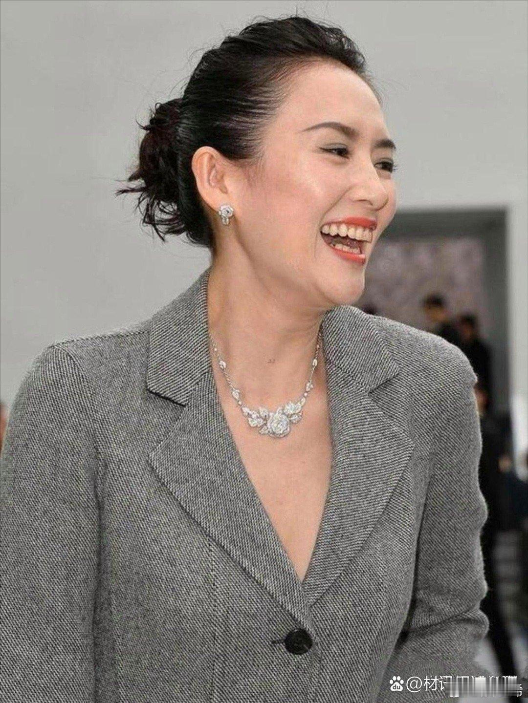 章子怡真是霸气，穿灰色西装裙优雅得很，大背头和高跟鞋一配，气场全开，魅力四射 