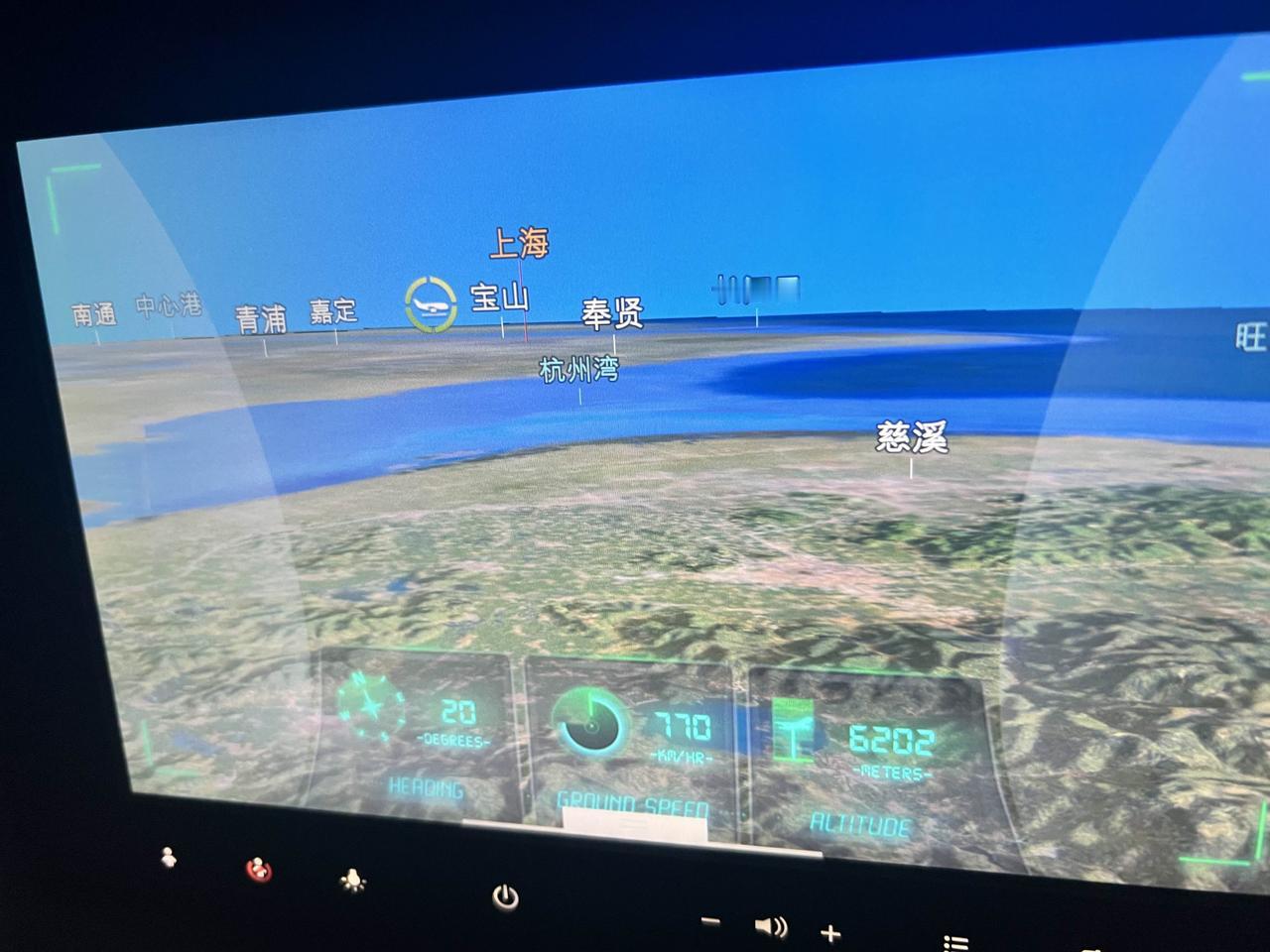 广州飞上海，难得好天气
波音777一万米的高度地面非常清晰
用飞行员视角打开座位