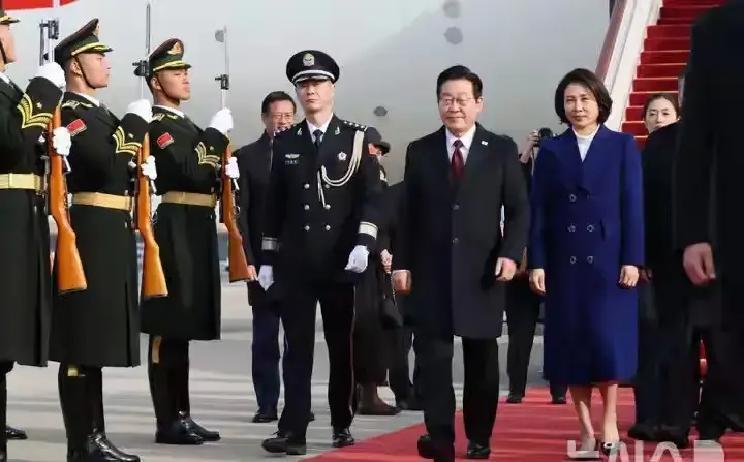 快讯！
韩国方面突然宣布了。
1月4日下午李在明和妻子金惠京飞抵北京首都机场，晚