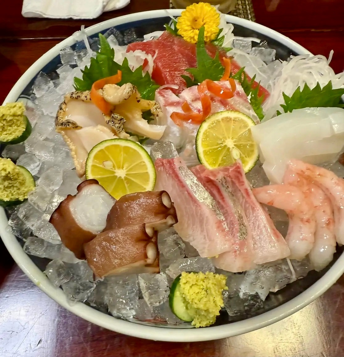 午餐愉快。今天是室友出差时吃的海鲜大餐。看起来有生鱼片、有火锅，很丰盛（我本人不