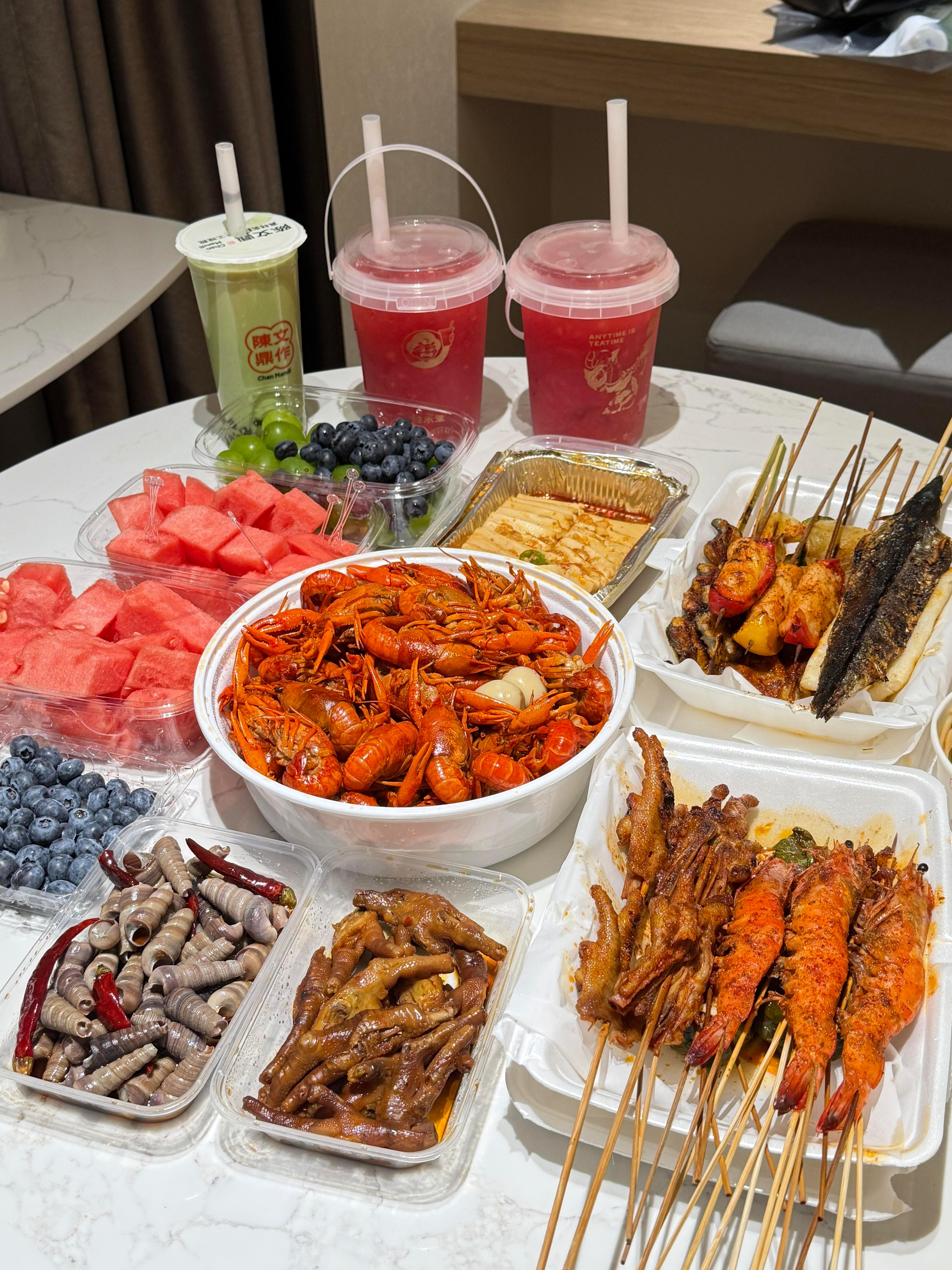 凌晨,酒店,好朋友,外卖,微醺。 
