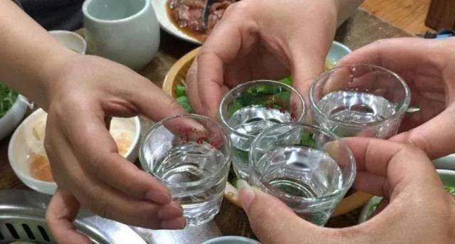 01  
酒是岁月的沉淀，越陈越香，人生亦是如此，经历越多越显厚重。  

02