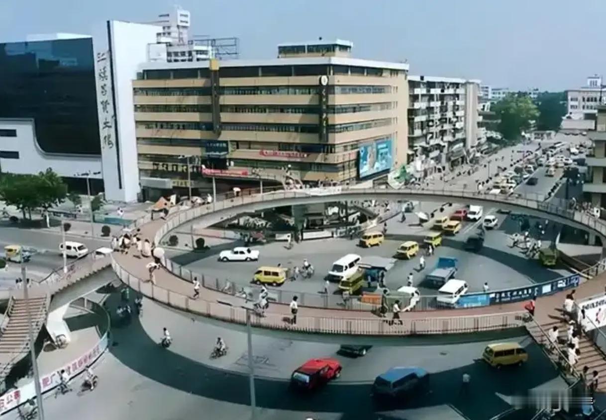 上个世纪90年代的安徽合肥，发展落后，属于贫穷的省会城市。1994年合肥的GDP