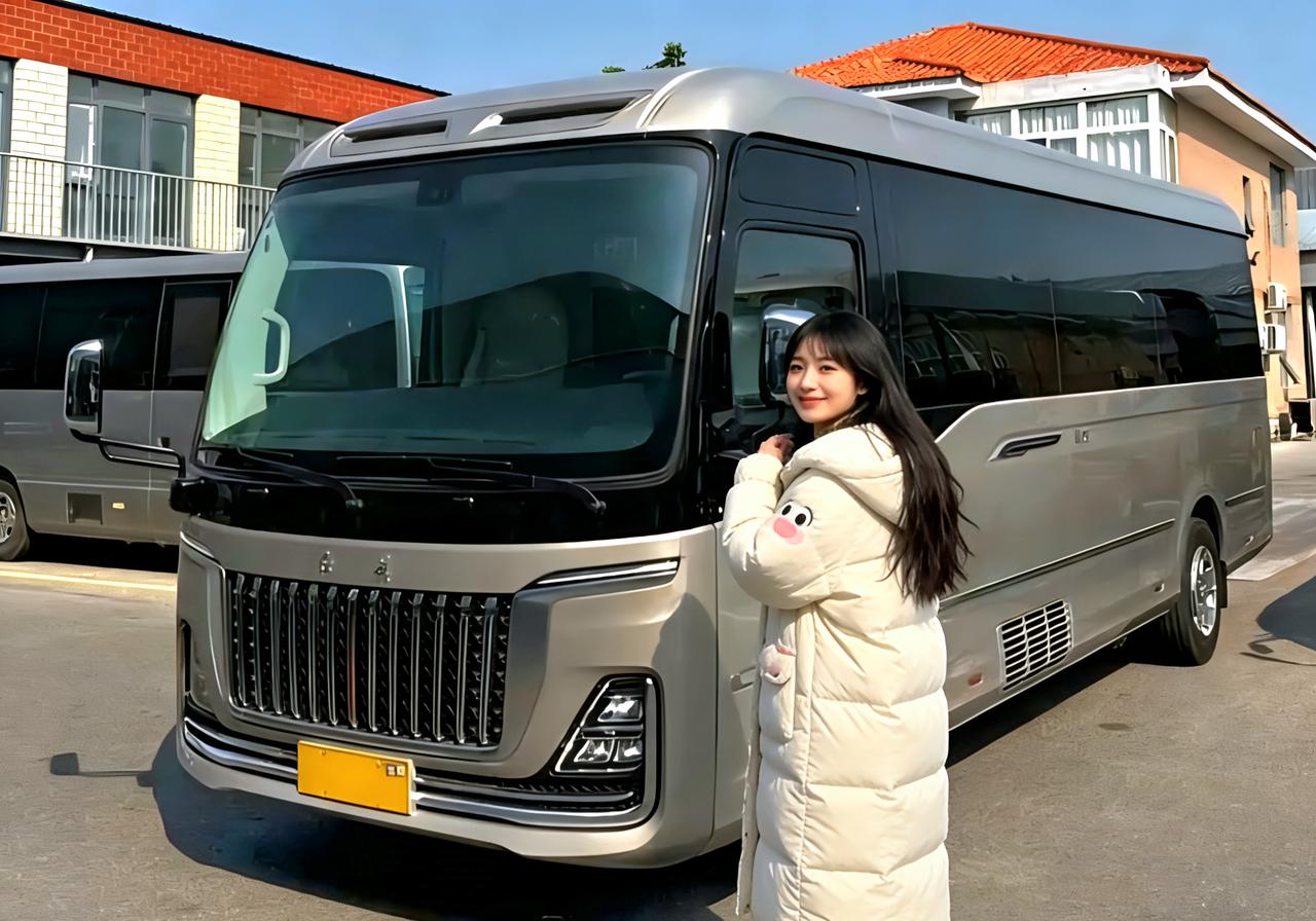 这是我群里的一位小姐姐的红旗国悦qm7，并且她也是一位女性车主，当然这台车的一部