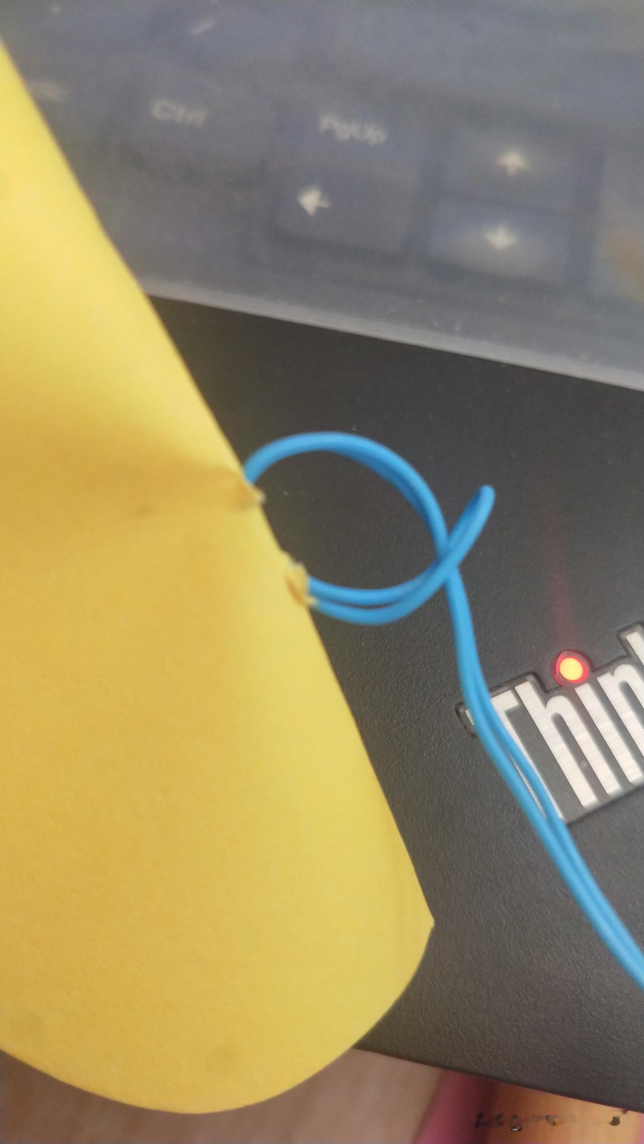 我是碰上灵异事件？还是进入四维空间了？
手机挂绳一直按图一那样挂，但突然发现变成