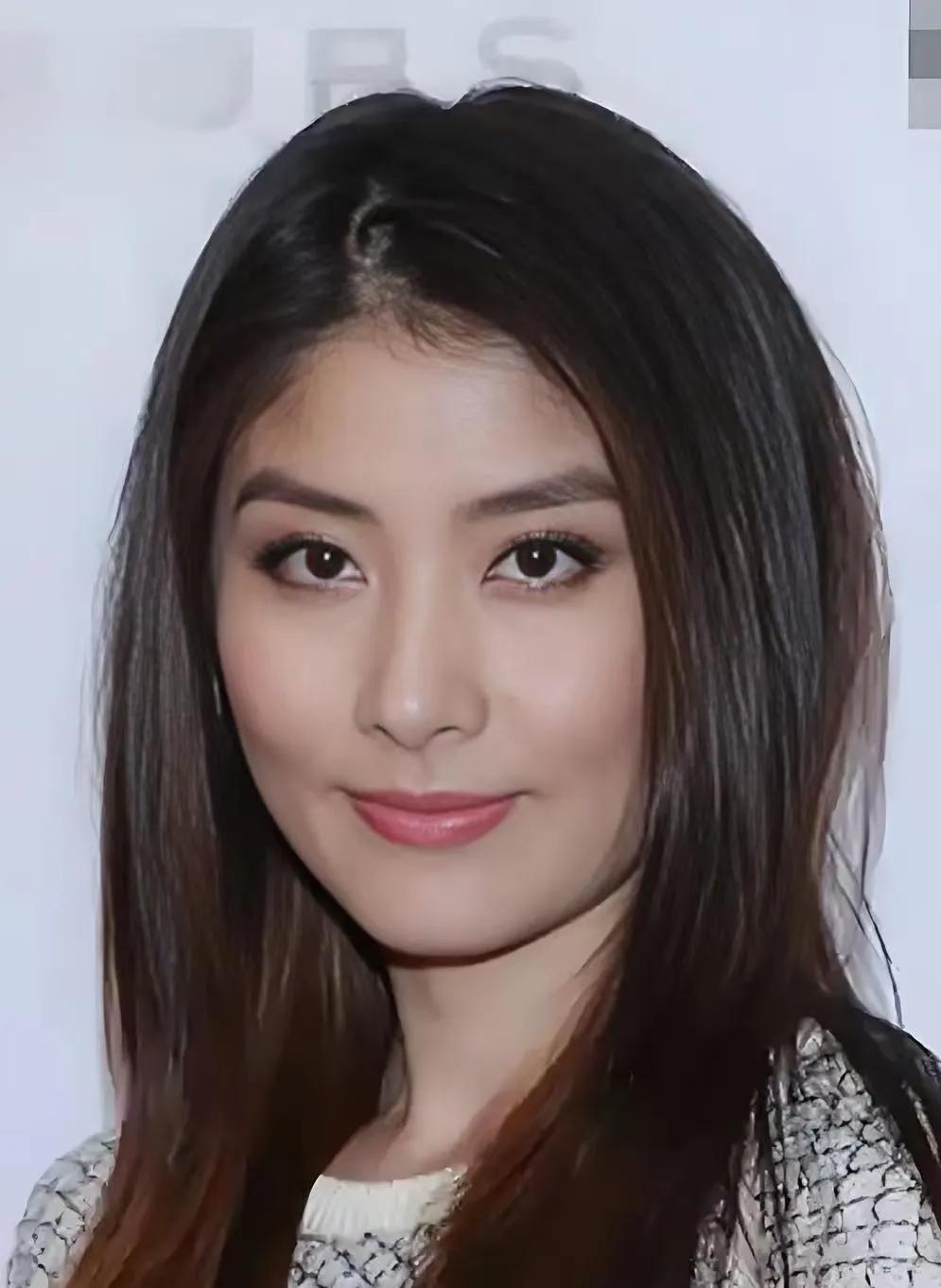 陈慧琳多造型太绝了
 
从礼服的妩媚大气，到休闲装的酷飒随性，再到日常的亲切接地