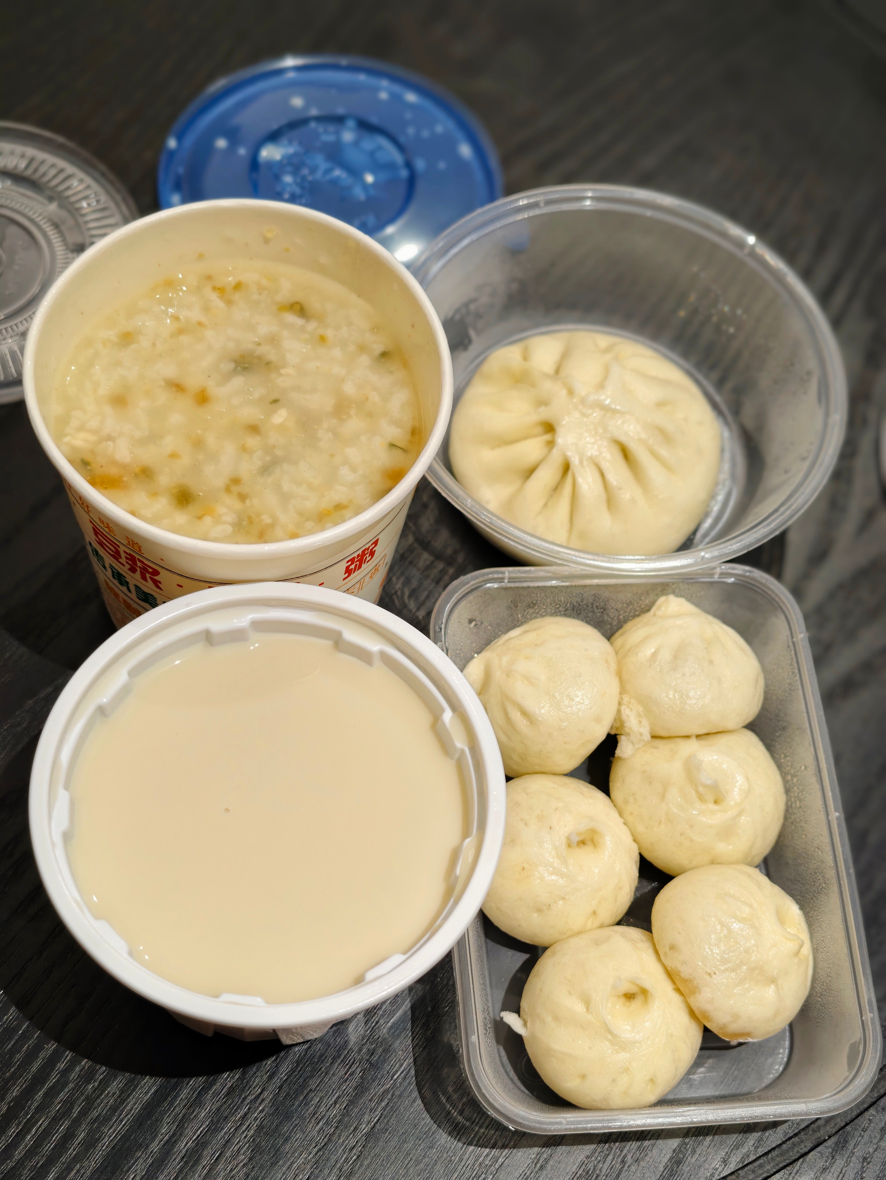 我跟梳子的早饭更是天壤之别我俩得各吃各的她必须吃西餐喝咖啡我必须吃豆浆和小笼包我