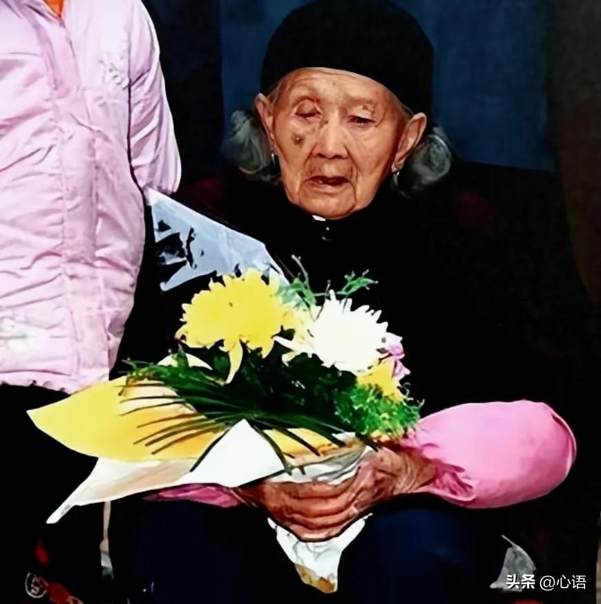 七子参军全“阵亡”，58岁母亲哭瞎双眼，1949年门外突然传来熟悉的声音，一声“