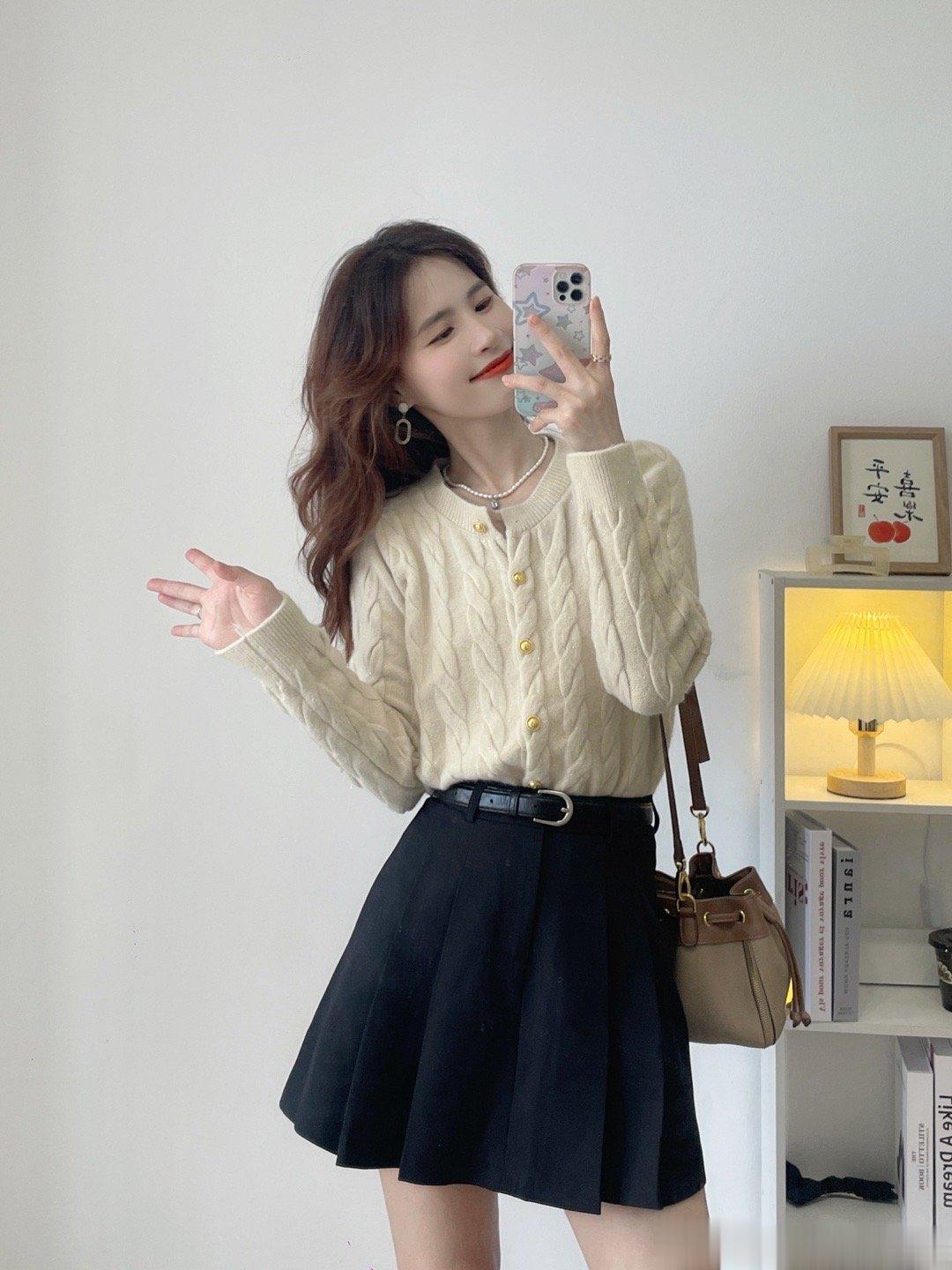 9🈷️24号早10点🈵199➖20呦经典款麻花毛衣开衫，面料很厚实的一款哦！