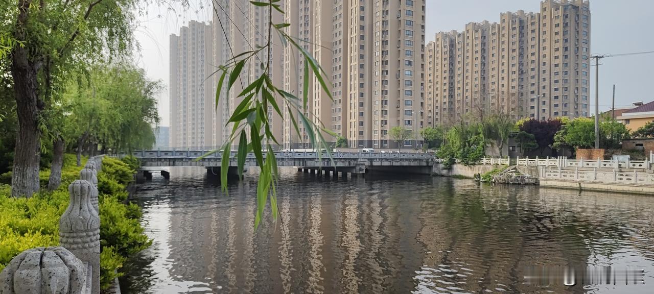 小时候一年至少200天赤脚
现在看着孩子每天穿着各种品牌各种用途的鞋子，心里真是