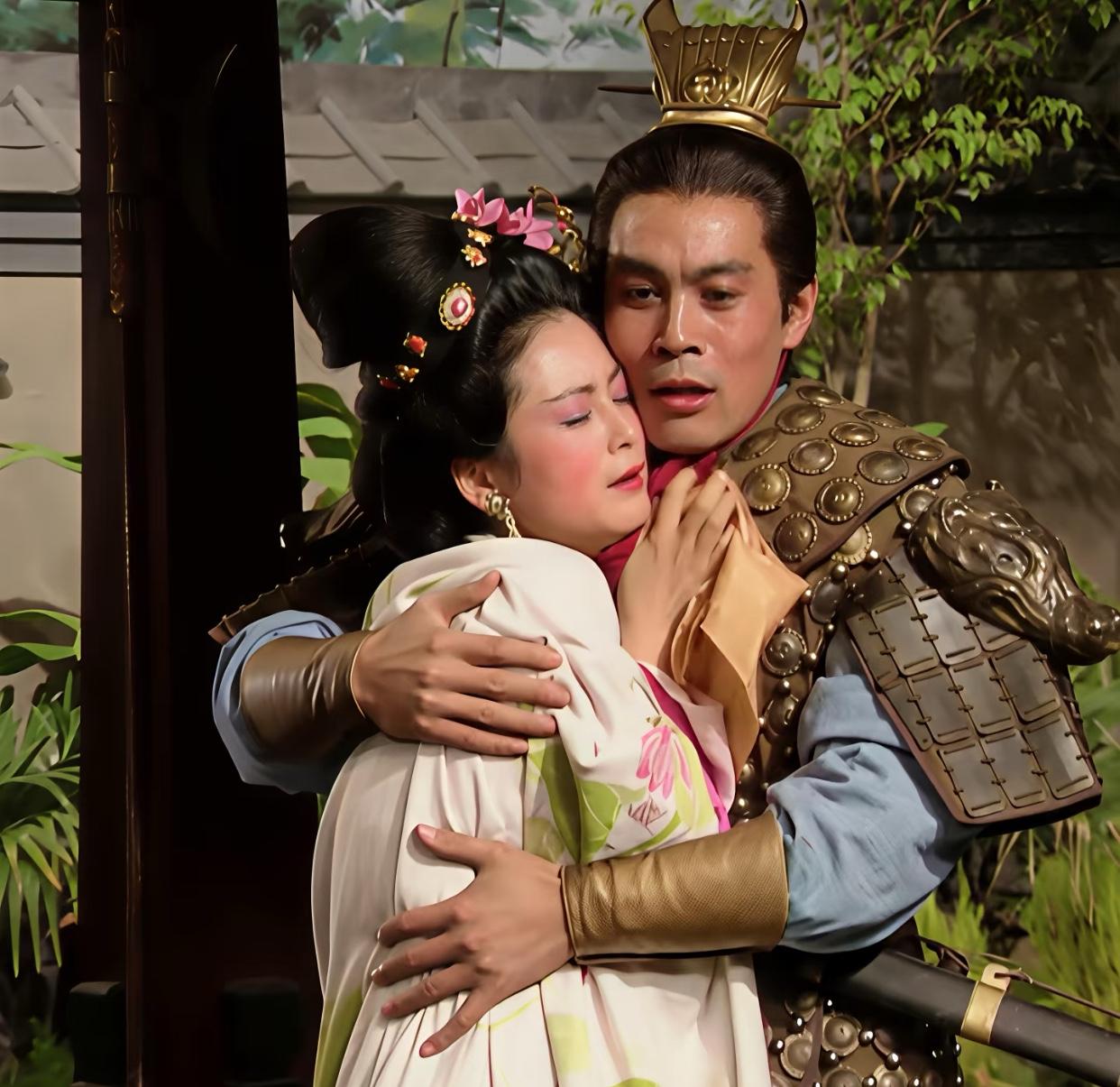 这真真的是温香软玉抱在怀啊，
据说张光北，
当初面试三国剧组是冲周瑜去的结果导演