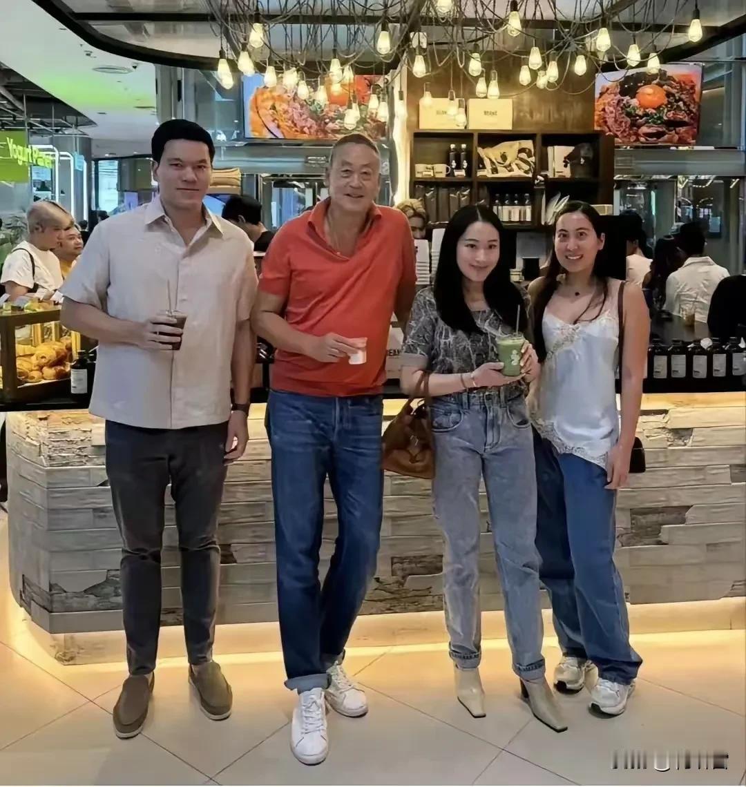 巴育做事才是最谨慎的，同样都是当过总理，佩通坦和赛塔在街上随便逛街，两个人都是很