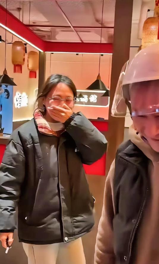 四川，一女子在火锅店打工，发现电瓶车被偷了，就发了个朋友圈吐槽：“贼太好心，偷了