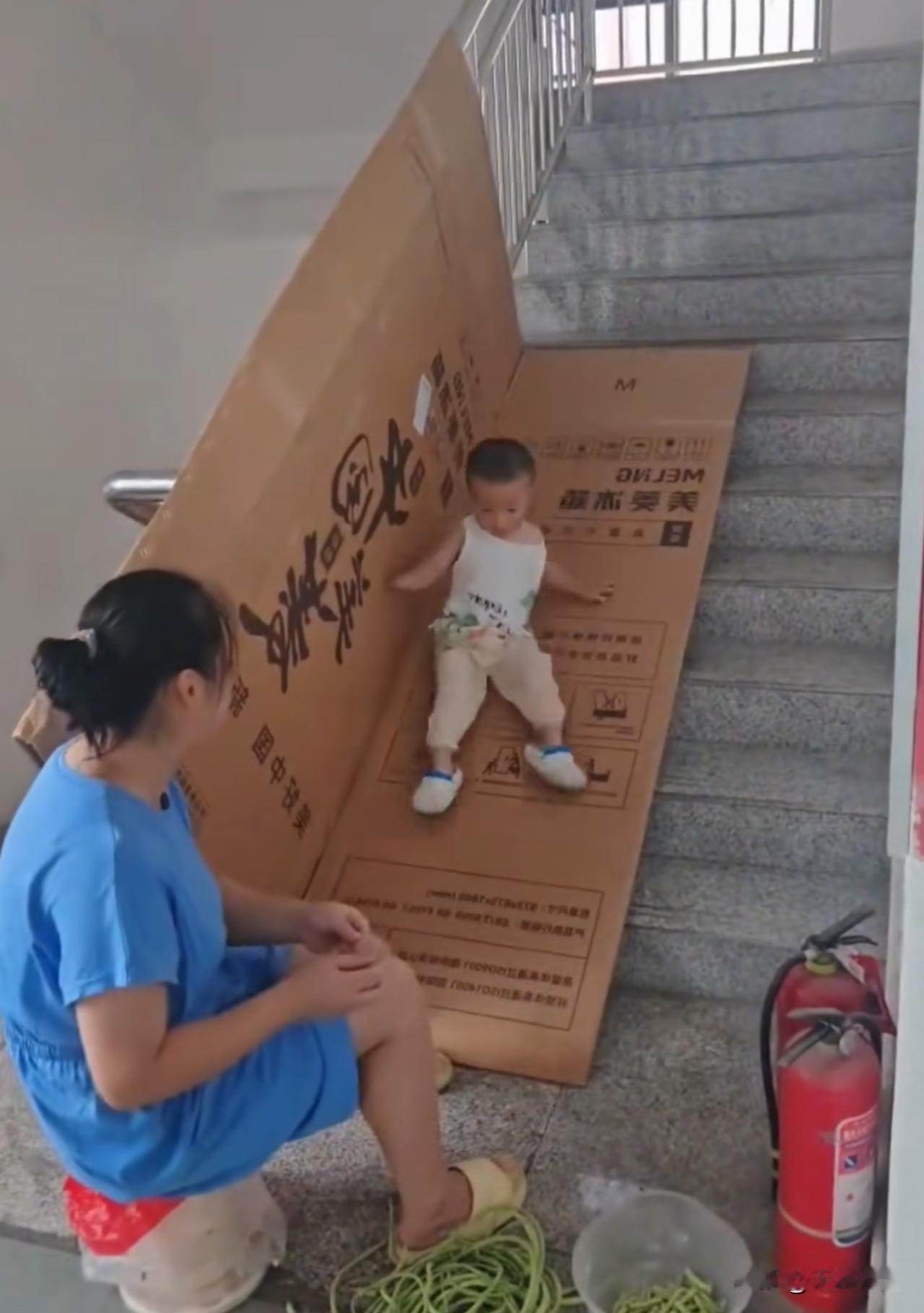 小时候，我们并不懂得这是幸福，现在懂了，却回不去了！