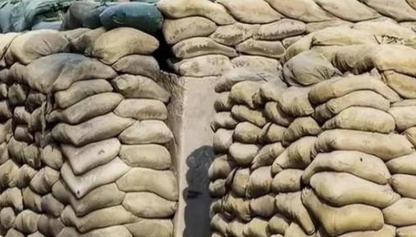 战场上的沙袋用来防子弹，真的有用吗？毫不夸张地说，就算给你一个满弹夹的重机枪，让