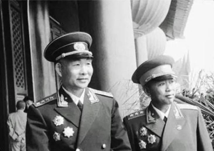 原定的三野组建海军，张爱萍负责，为何首任海军司令员成萧劲光？

在新中国成立的浪