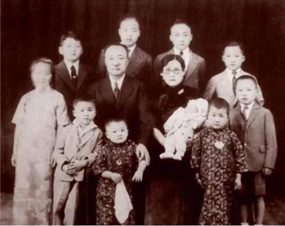 民国初年，李烈钧看上了好兄弟龚永的夫人华世琦。一天，李烈钧给了龚夫人2万大洋，说