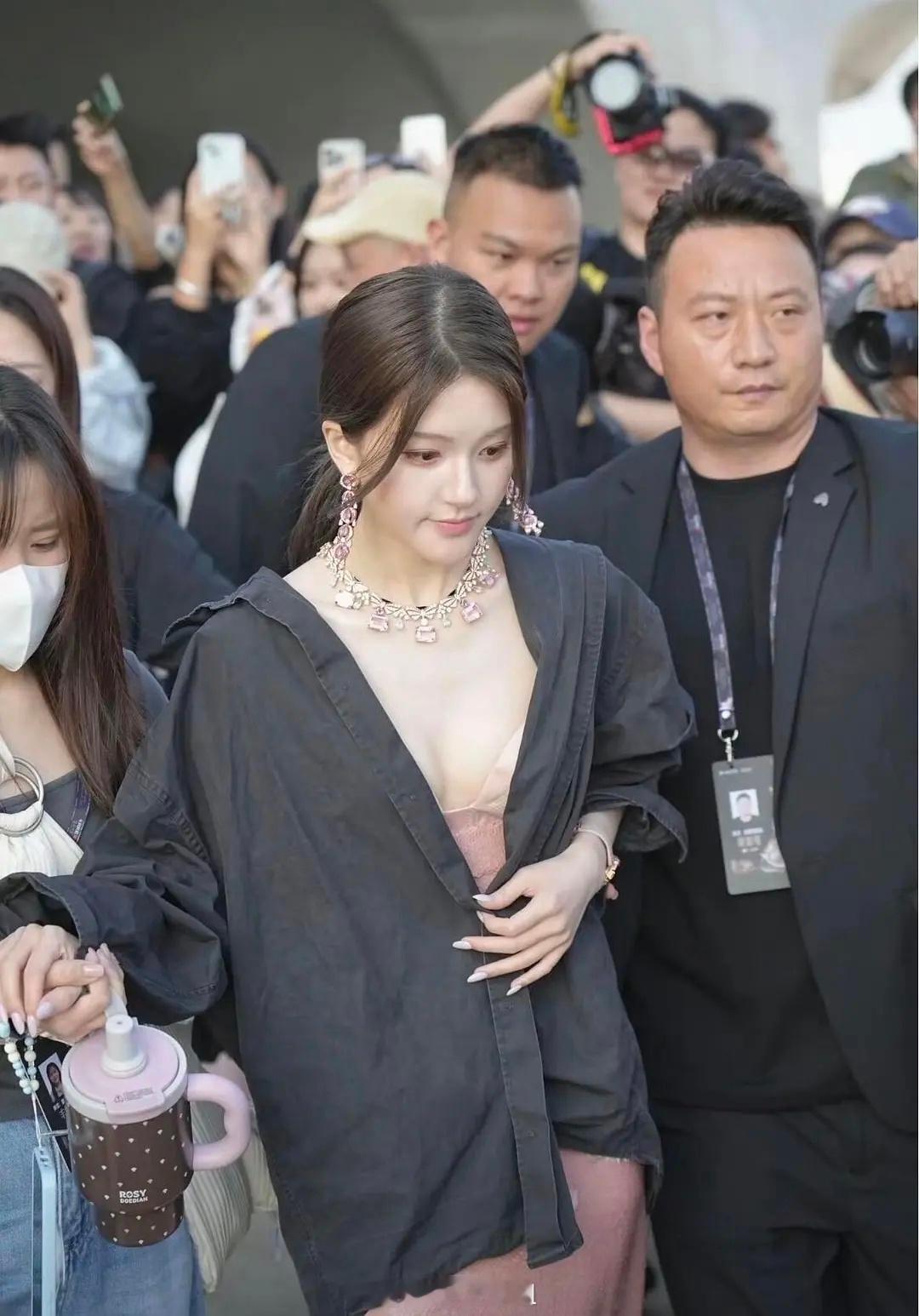 宝格丽也太爱赵露思了吧，这串宝石项链全球就一件😱星光大赏红毯