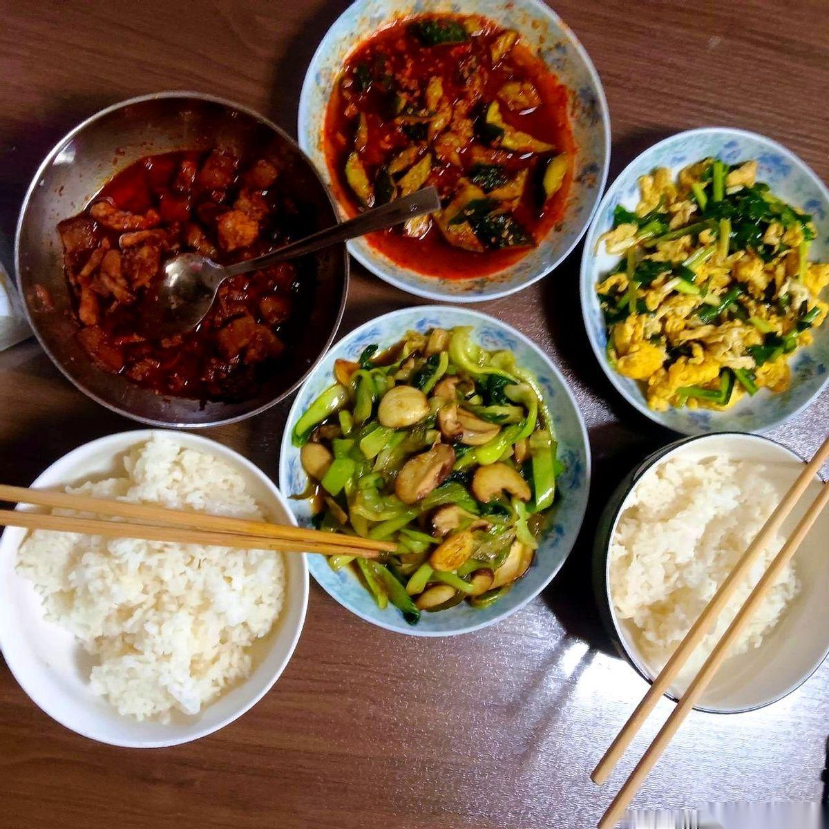 就刚才，中午，我刚打开厨房窗户，准备拿挂在外面的菜。
昨天还穿着短袖，热得像夏天