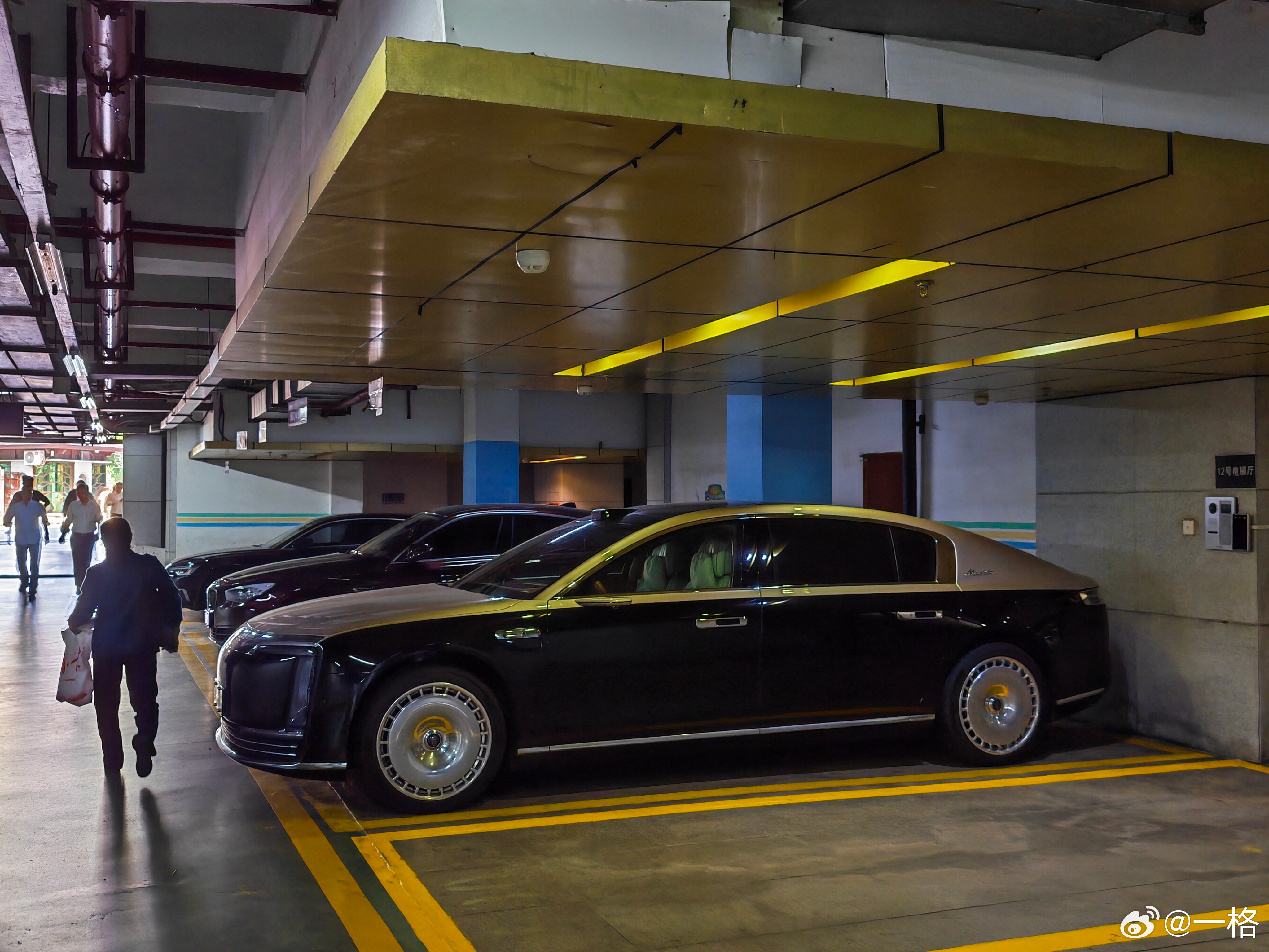 小区里又出现一辆尊界了，但咋都是这种双拼色，看来有钱人是真喜欢