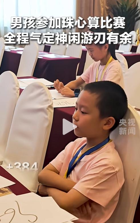 “火到央视了~！”河南郑州，一名小男孩气定神闲的坐在椅子上，他不像别的小朋友正襟