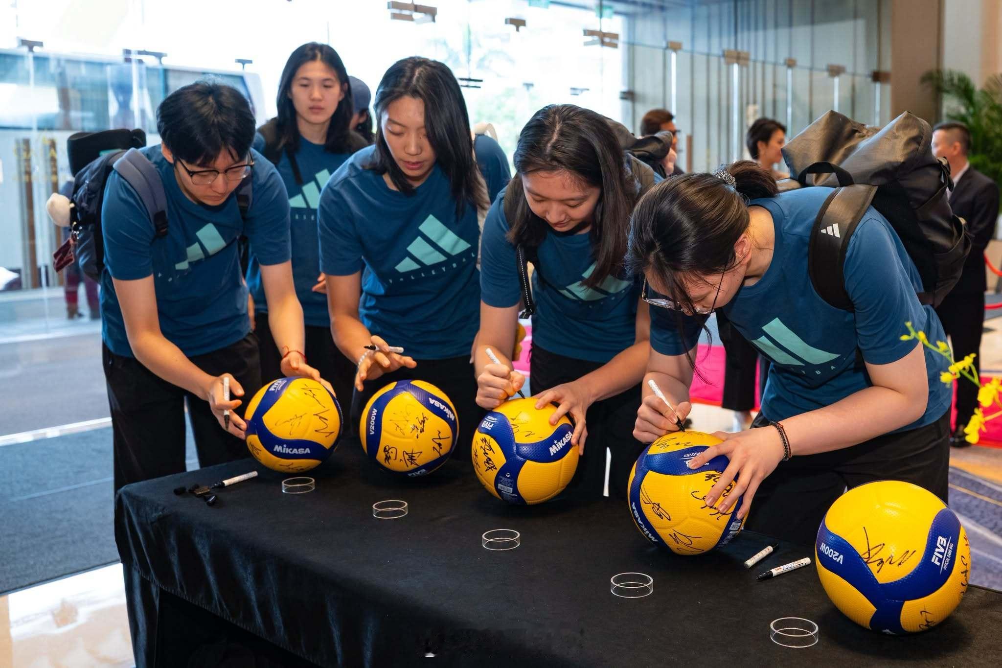7月20日，参加2026世界女排联赛 总决赛的东道主中国女排 抵达澳门。 