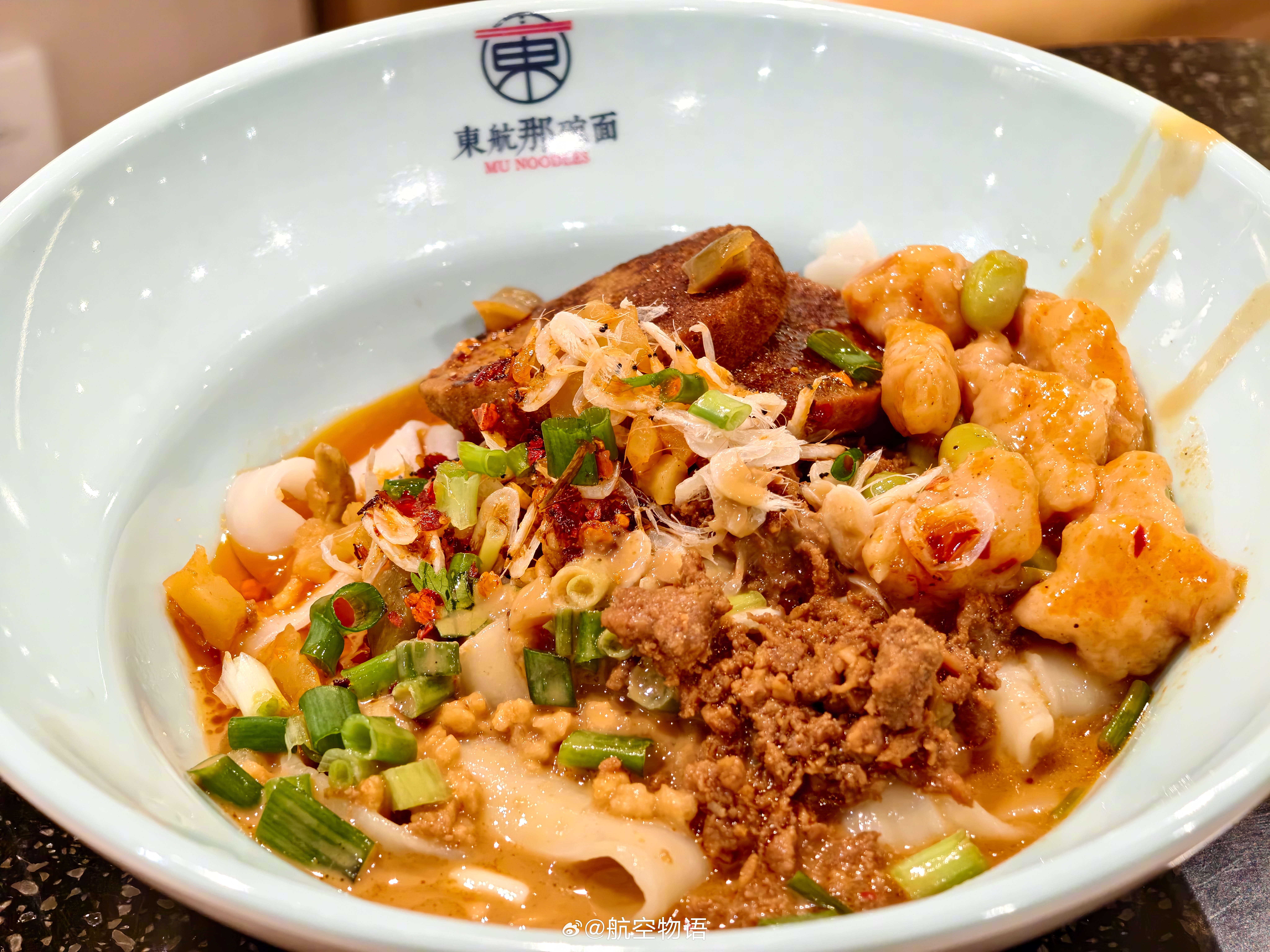 东航那碗面自从加入宽面和麻酱这两个新成员之后，各种组合的丰富程度仿佛打开了一个新