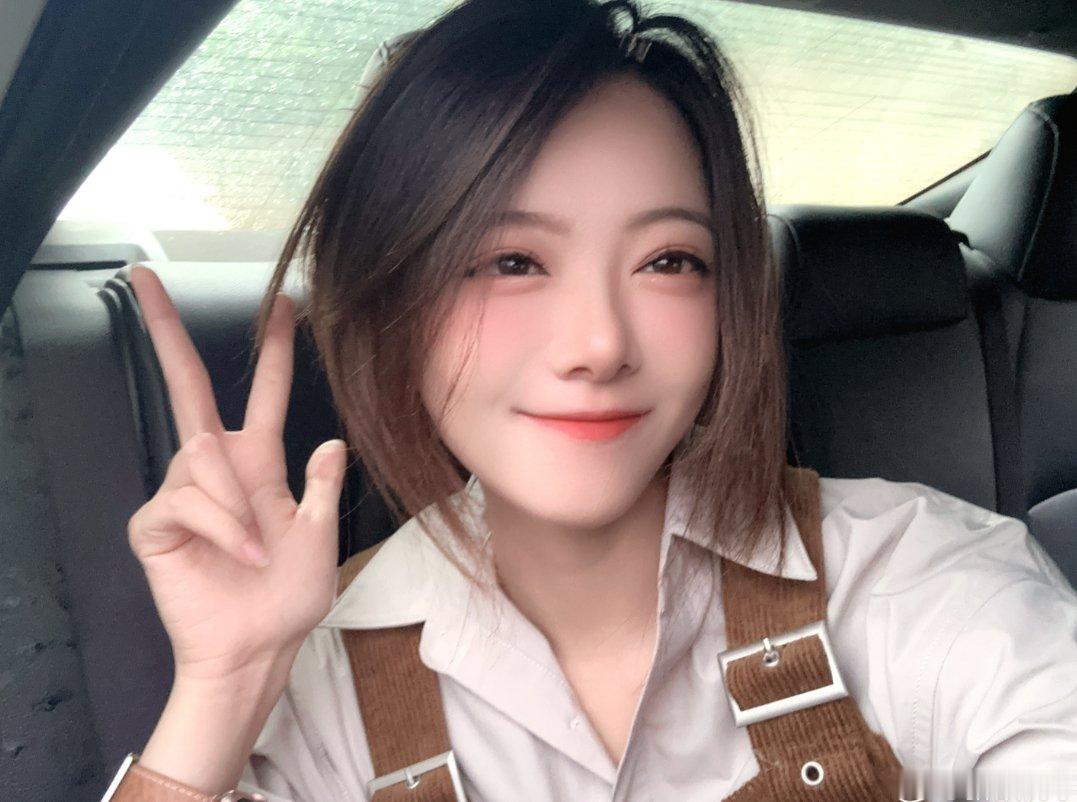 有种至真至纯的感觉！驼子姐天下第一[春游家族]主持骆歆晒照：出发去看瓦比赛！希望