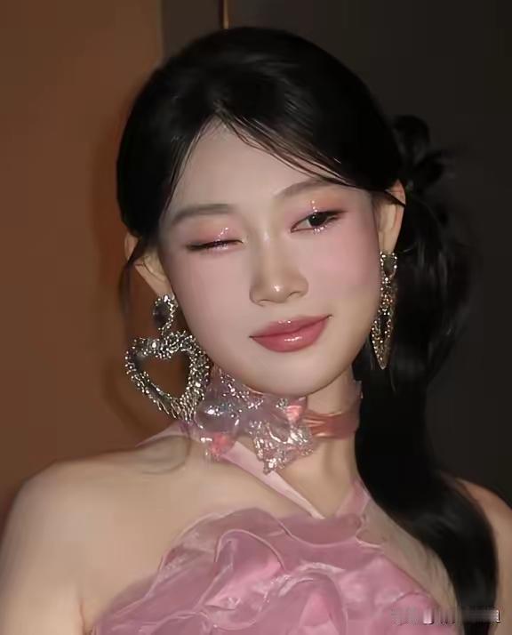 一点都不贵，这个妆照花了38000，一点都不贵 ，你看这新造型，让小沈阳女儿看起