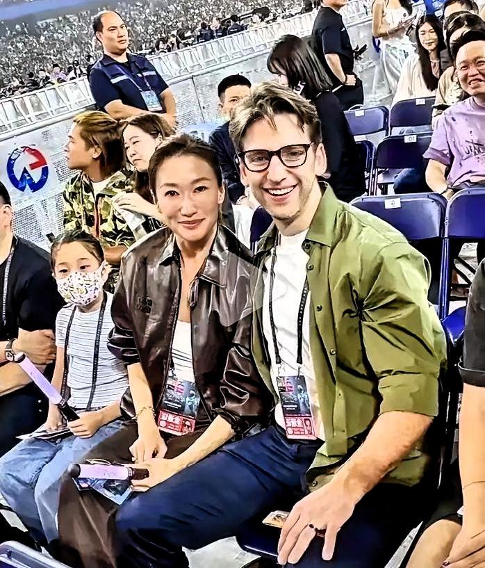 谢婷婷女儿后来摘口罩了。
眉眼像妈，轮廓像谁？
谢家三代神颜，偏偏她爸成谜。
当