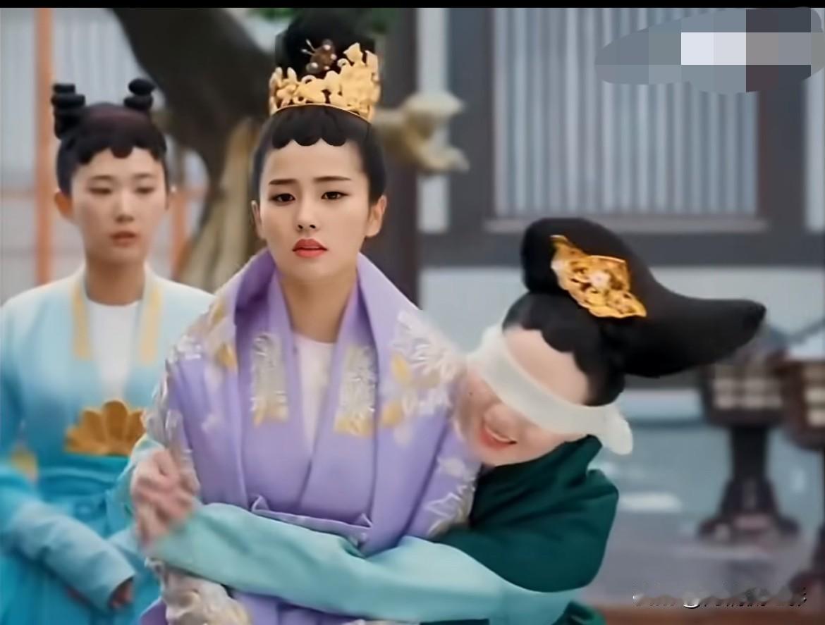 近期，白鹿在《凤囚凰》中的旧争议再度被网友热议。她饰演的原创角色霍璇直到第17集