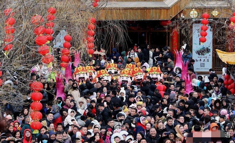 人多的真是吓一跳，“天下很有名的财神庙”被游客挤爆！

今天正月初五，家家户户都