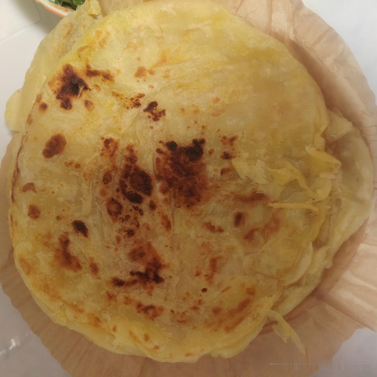 这是我们的午餐，从早上忙活到现在，炸了几块酥肉，孩子放学饿了，一盘差不多吃光了。
