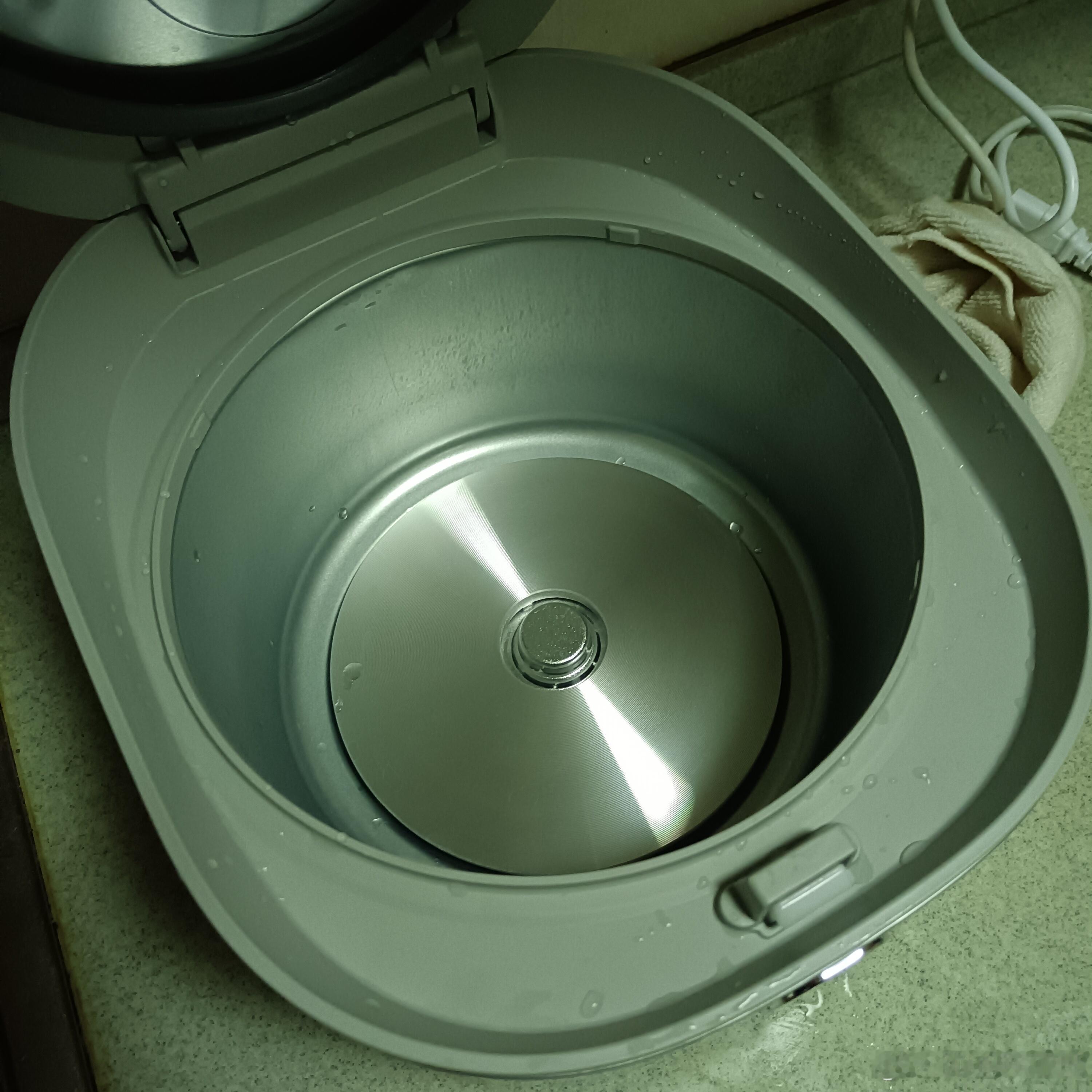 换了个美的电饭煲，试一下才注意到，居然没有储水盒（接水盒）！问客服，还说是新设计