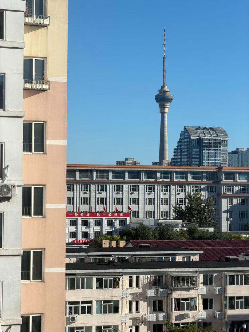 国庆节 昨晚飞回北京过节～北京天气太好了，干爽宜人～祝各位朋友国庆节快乐，吃好喝