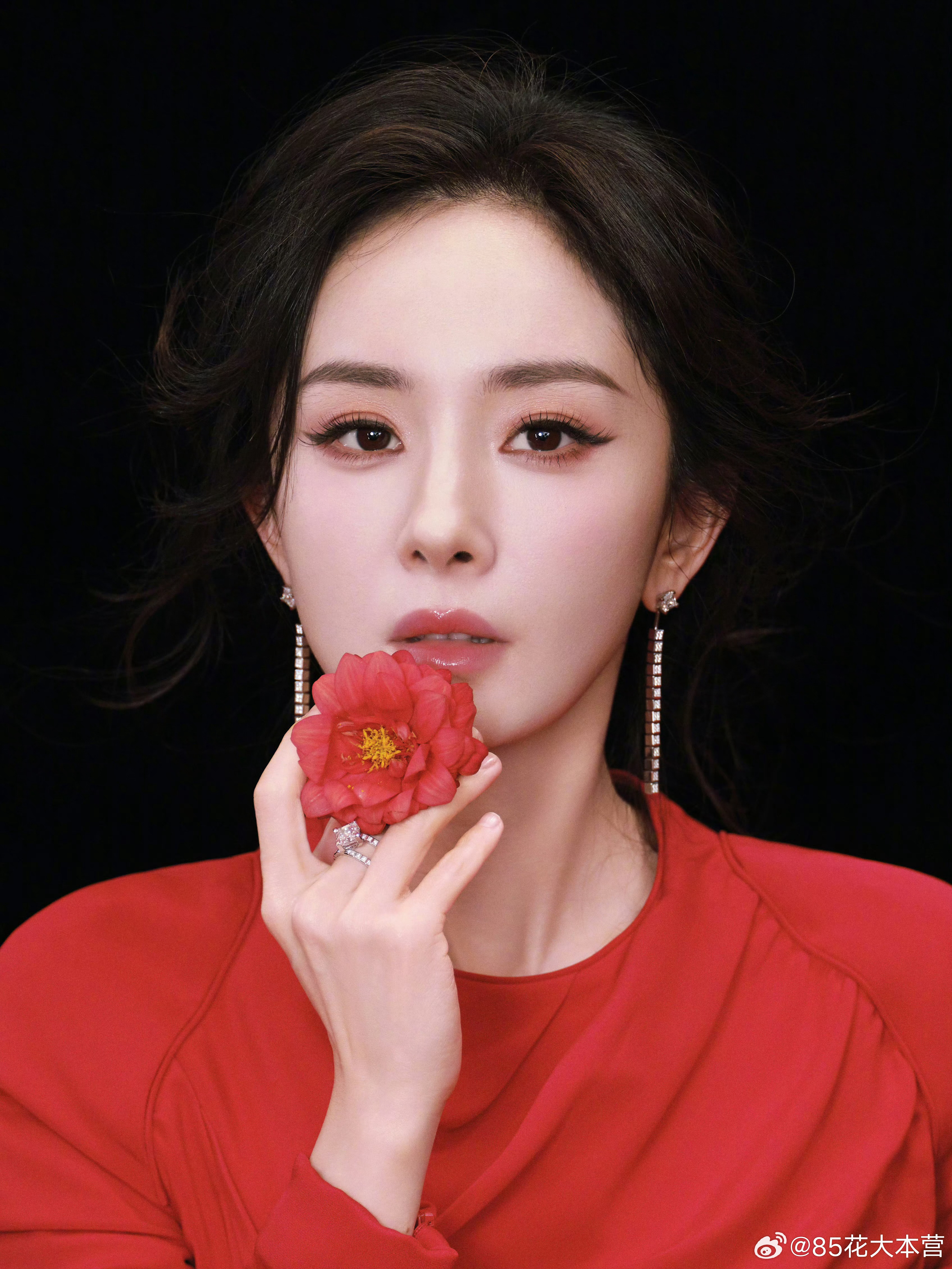 杨幂今日品牌活动出图～2026新年首套高定已上身！红色很合适，商务和作品，都是全