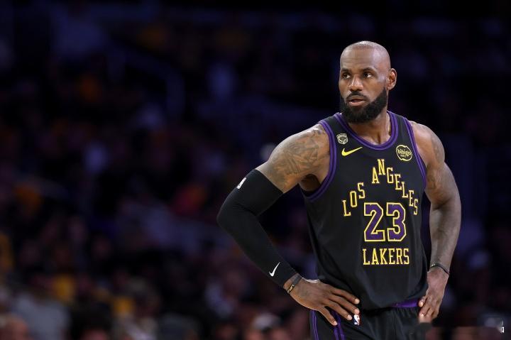 05月15日讯 据ESPN资深薪资专家Bobby Marks透露，如果勒布朗·詹