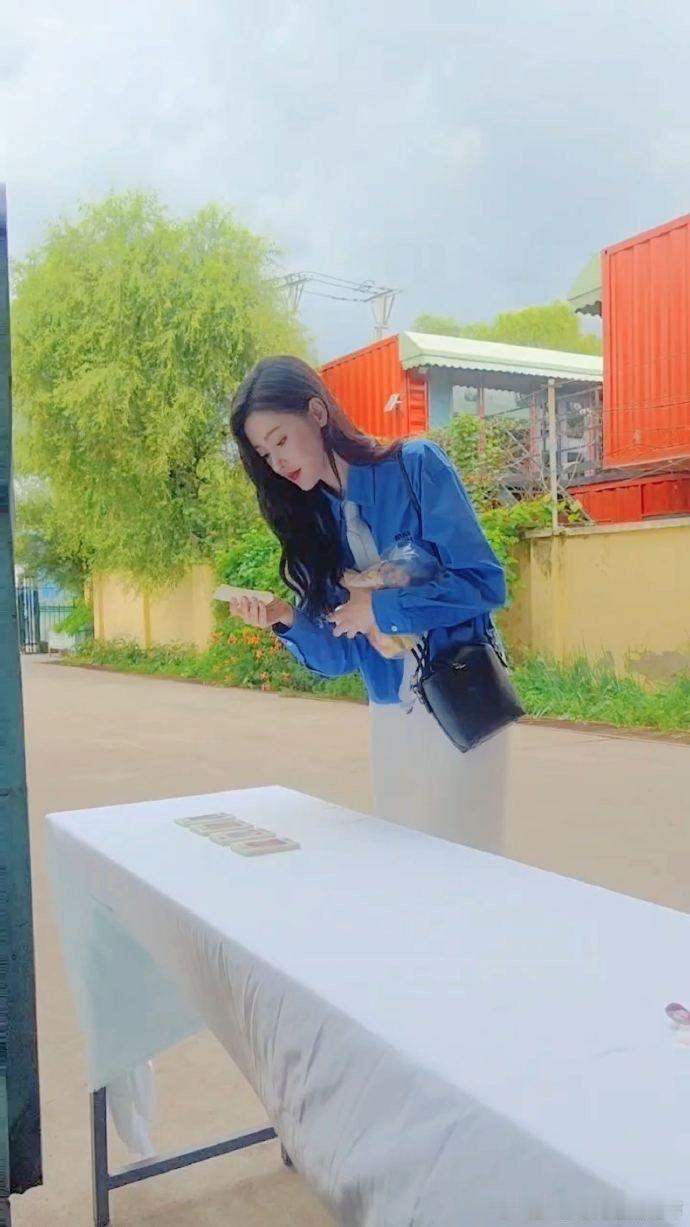 #谁家节目组上来就吃道具啊#节目组是会拿捏我们的心的，没想到这些道具是可以吃的，