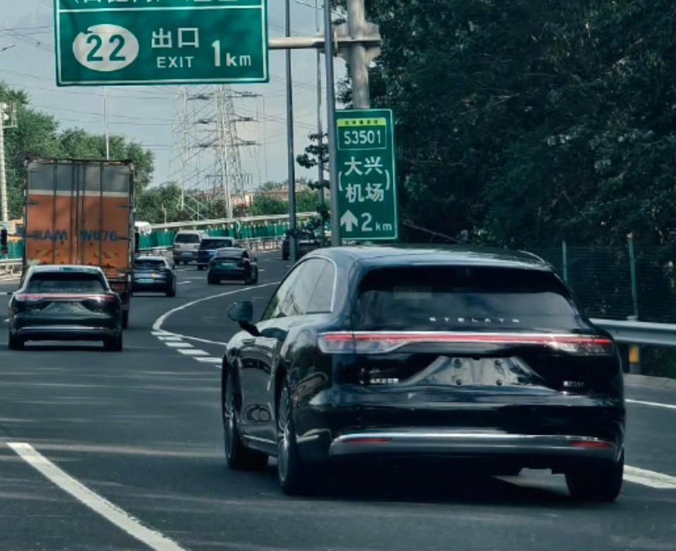 享界S9T[哆啦A梦吃惊]这是在路测了吗？蘑菇聊车 上路这个姿态真不错～ ​​​