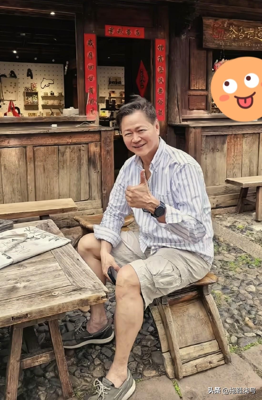 欢迎赖岳谦老师！网友在云南沙溪古镇偶遇台湾时事评论员赖岳谦，当时他正坐在小摊上体