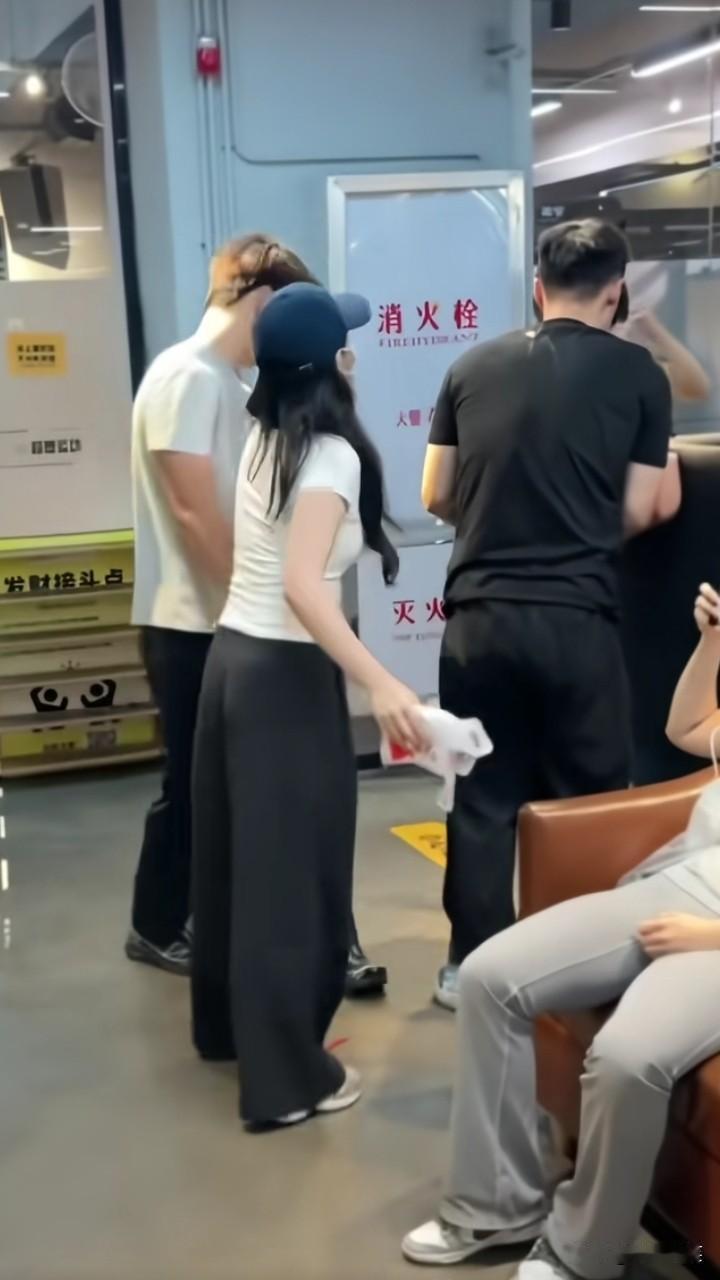 厦门超鹿男教练被2名女学员扇耳光，据称，该教练与多名女学员存在情感纠纷。

从视