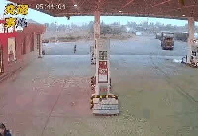 这位师傅走的冤啊！
这么大的车，他居然想着螳臂当车！
可能他只是想减少点损失，少