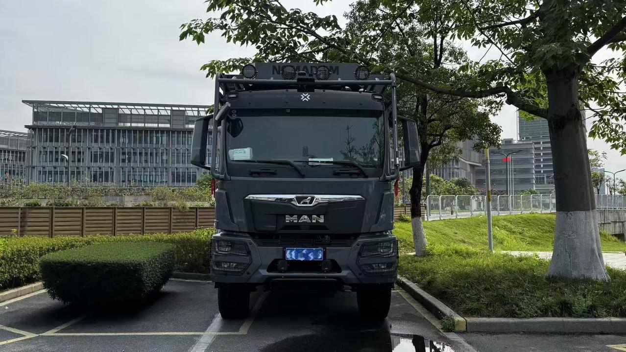 昨天佛山偶遇德国MAN房车，这应该是旅居的顶配了吧，后面还有辆摩托车！羡慕[爱慕