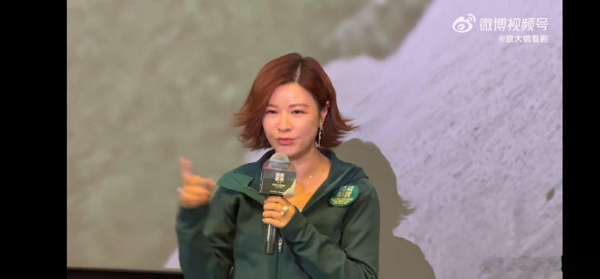  直播里王一博认真分享探险见闻的样子好圈粉，偶尔的小插曲反而更显真实可爱，全程专