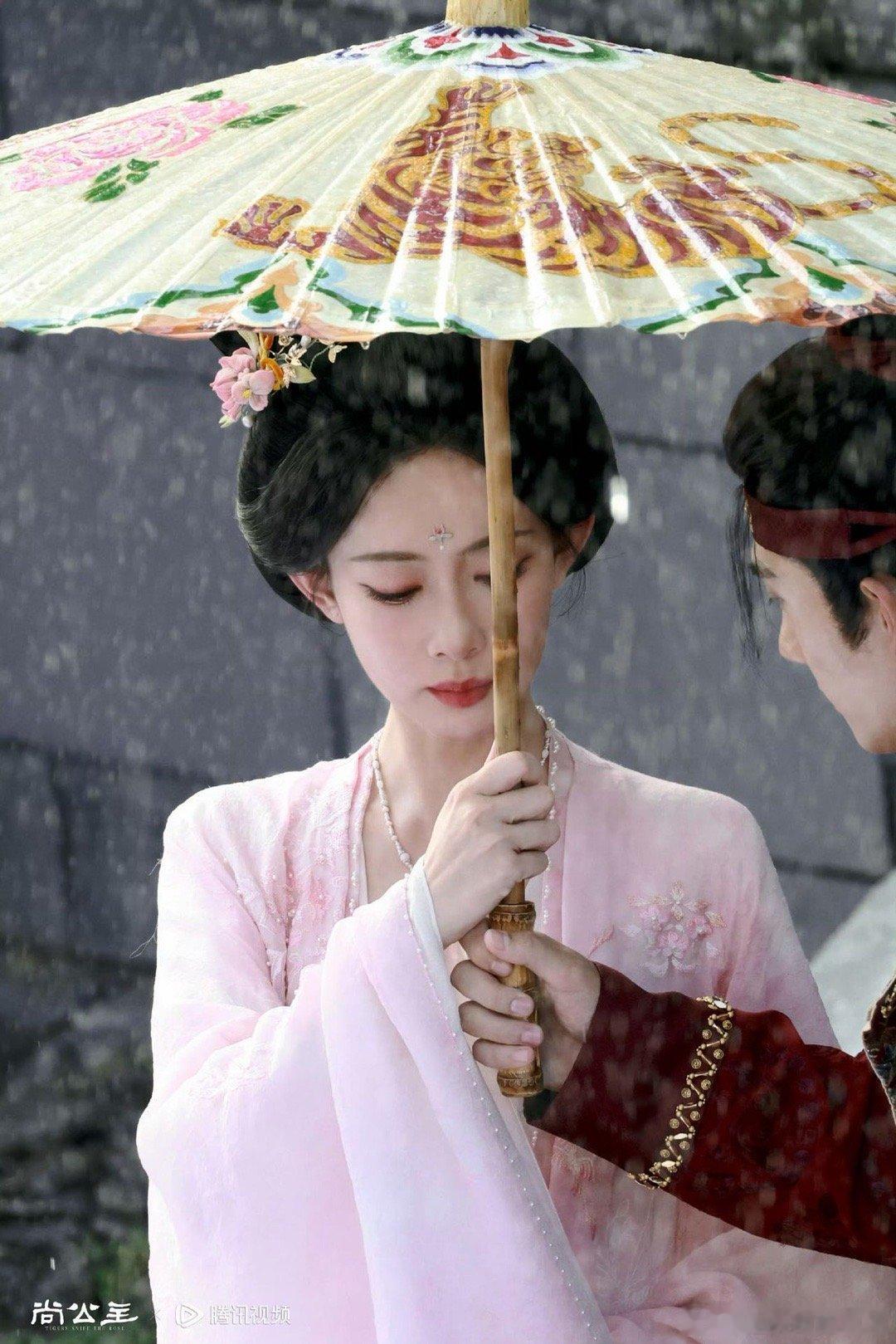 孟子义雨中戏 眼中含泪故事感浓，白色长裙仙气飘飘。演技在线戳人心疼，期待《尚公主