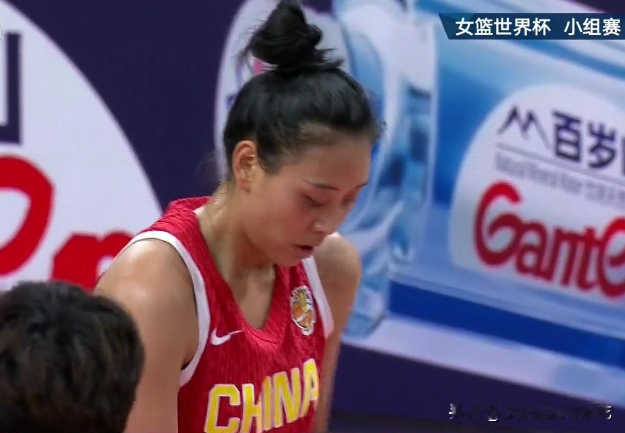 有话直说！对于这次的中国女篮有三点不满意：
一是对这届中国女篮阵容组成不满意。